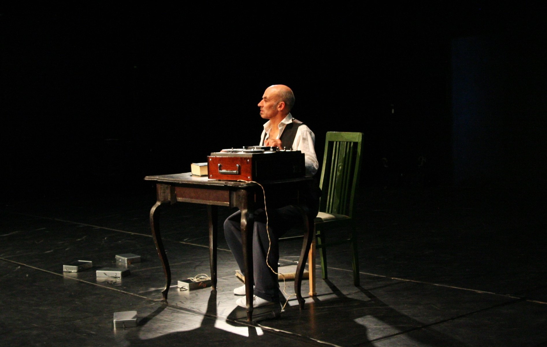 Mann mit Requisiten am Tisch