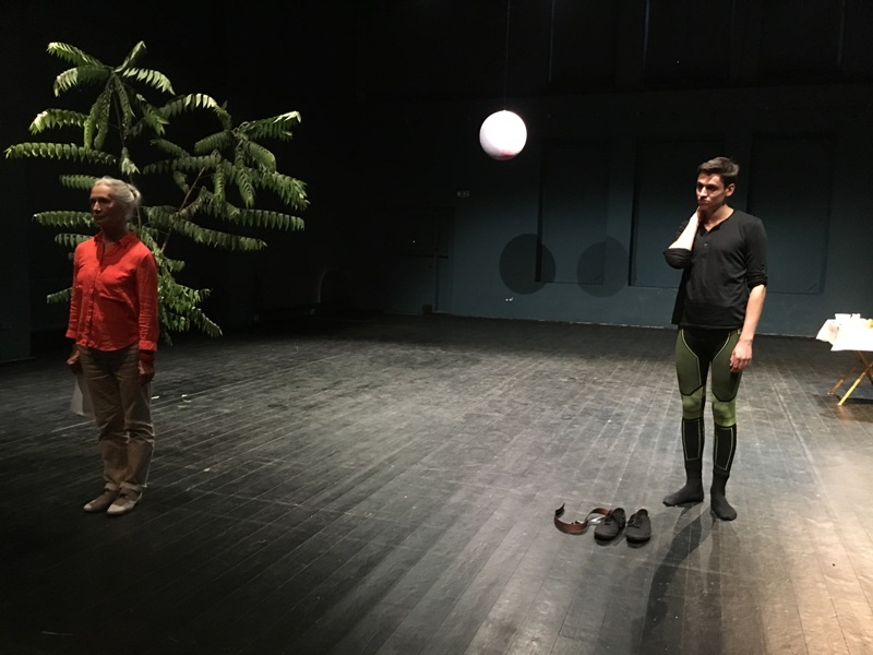 Zwei auf abstrakter Bühne mit Baum und Kugel