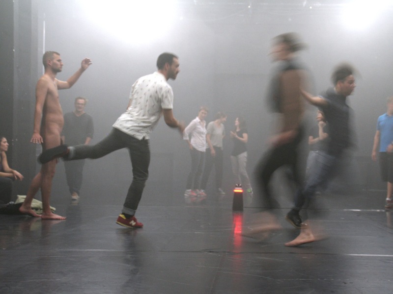 Bewegte und stehende Personen im vernebelten Raum