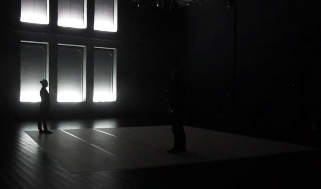 Dunkler Raum mit Lichtnischen, menschliche Silhouette sichtbar