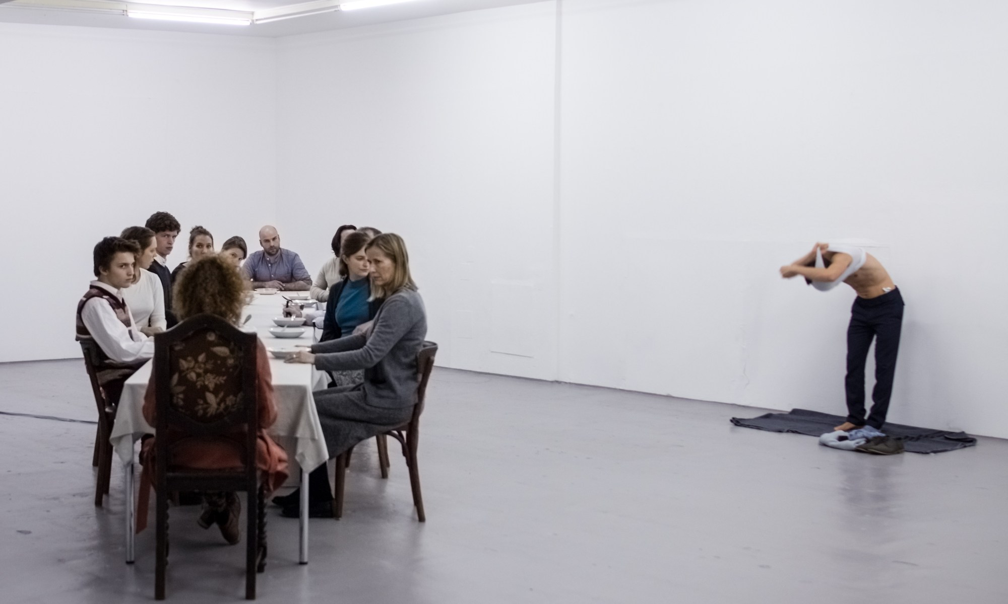 Lange Tafel mit vielen Sitzenden im hellen Raum