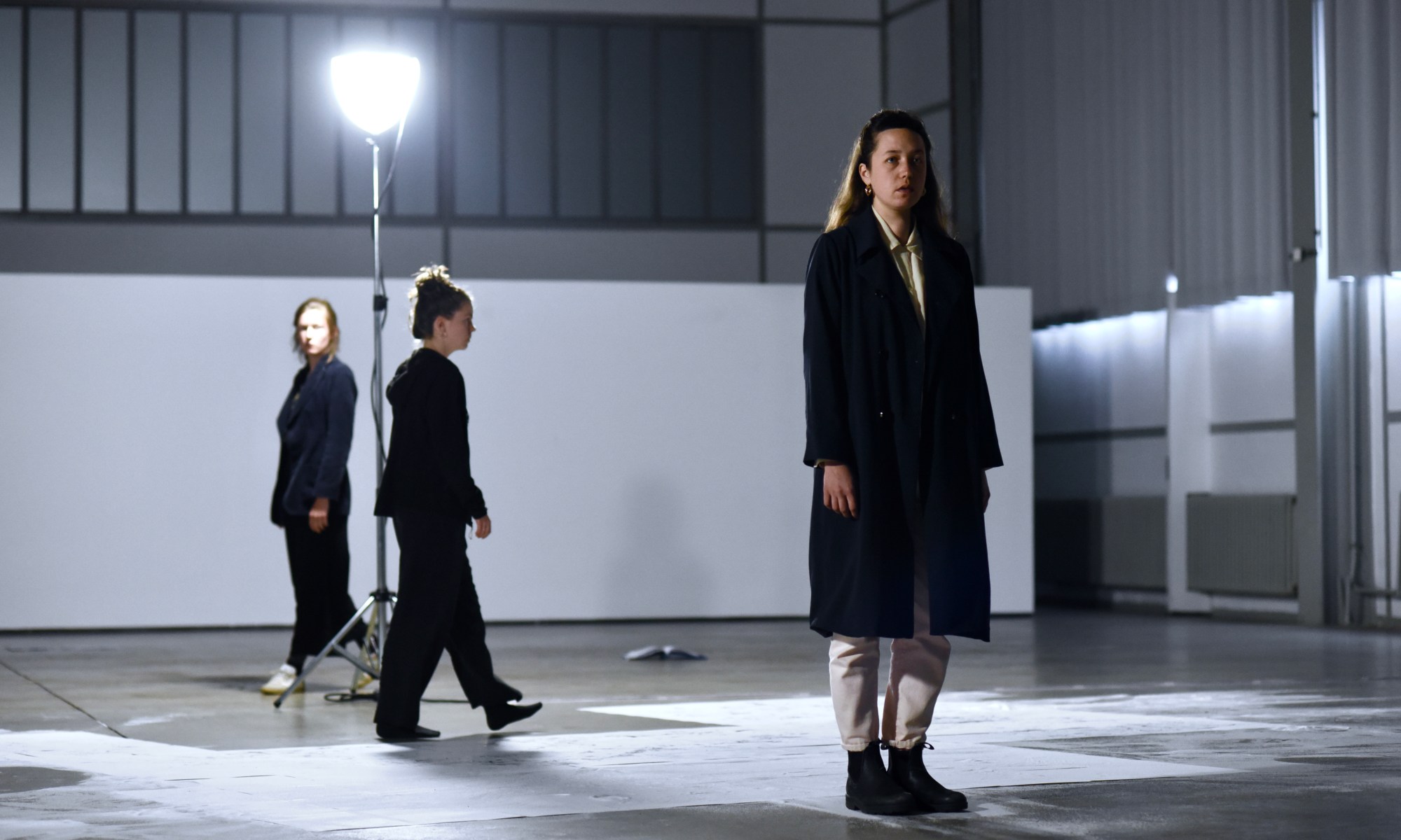 Darsteller im Raum mit Baustellenlicht