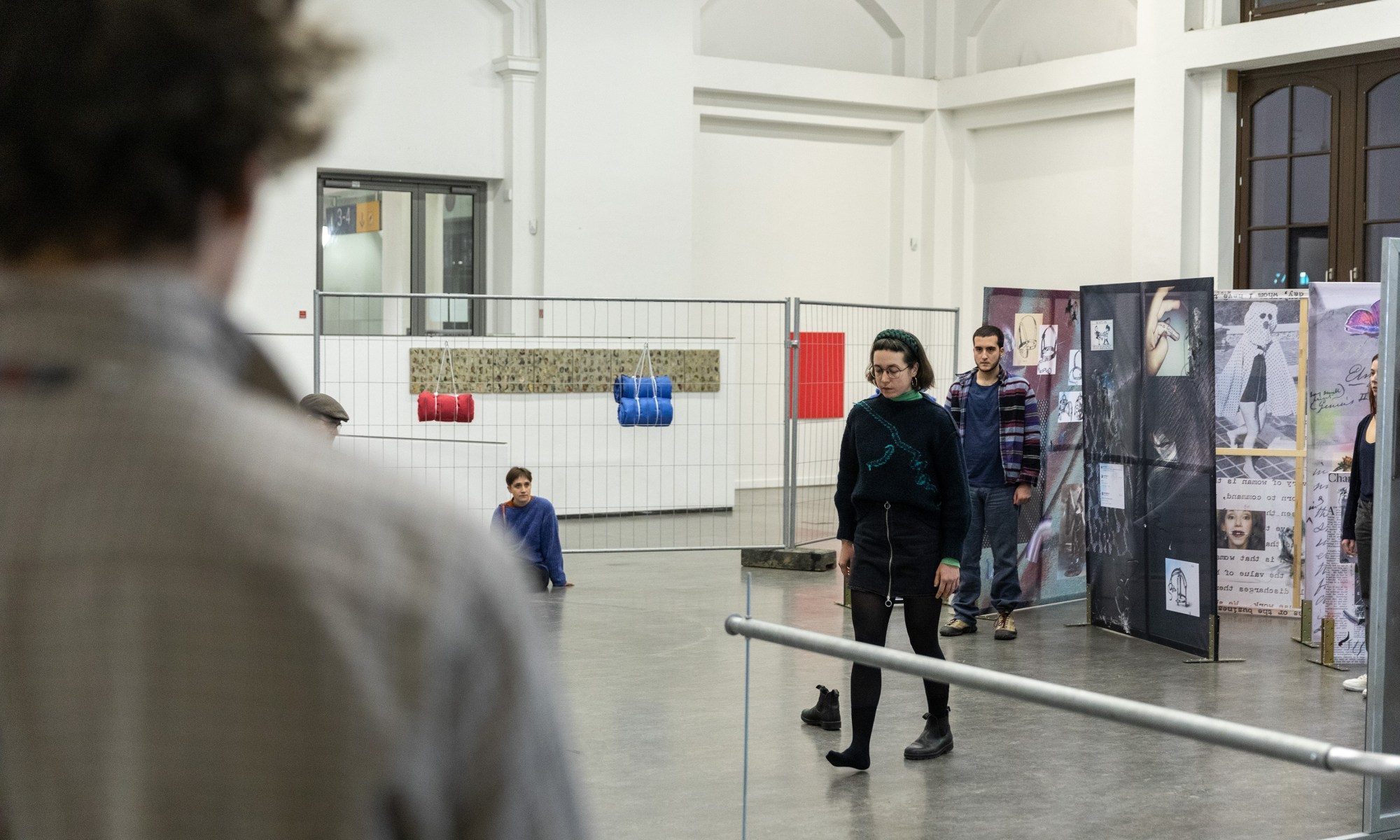 Personen agieren im Ausstellungsraum