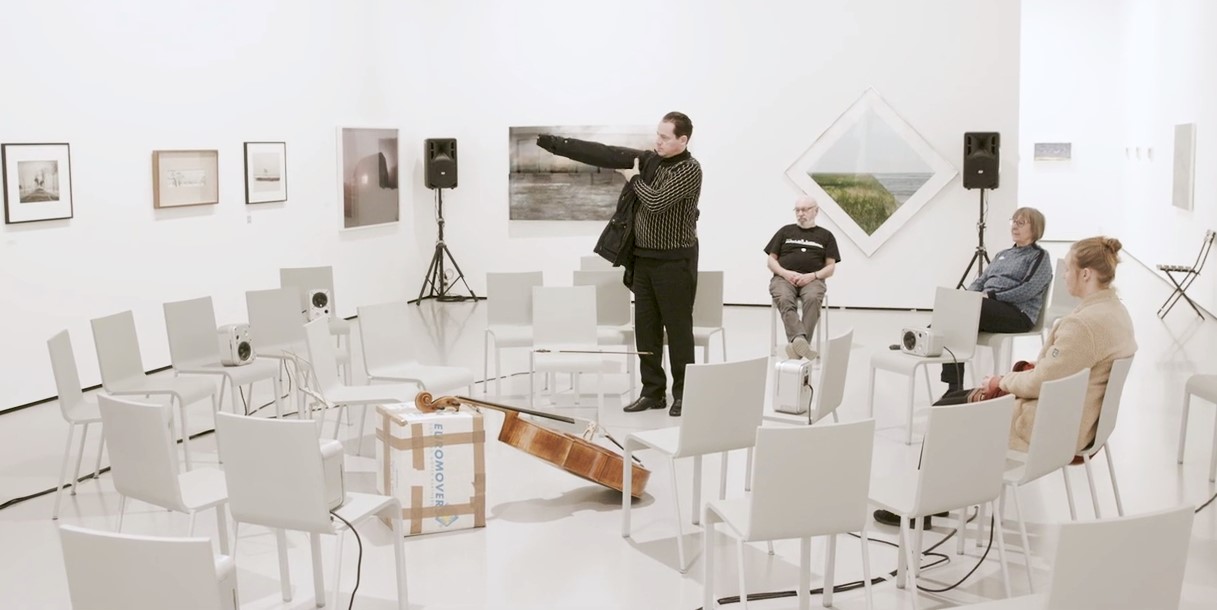 Weißer Raum, Stuhlkreise, Personen, Violoncello